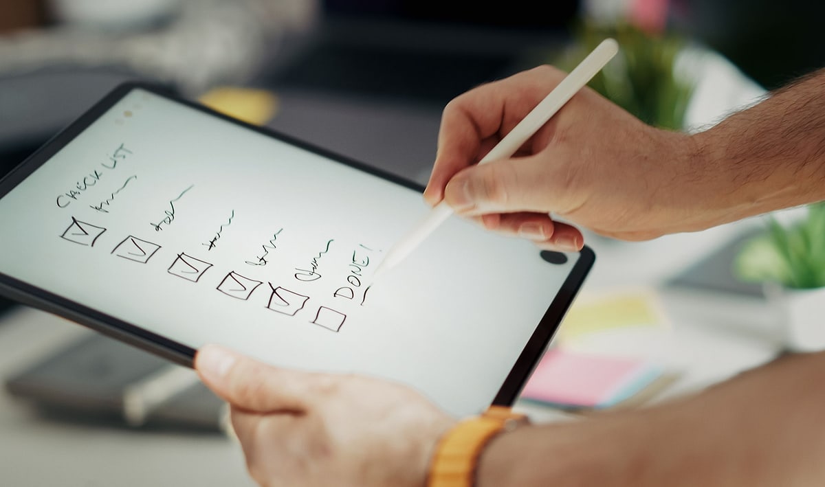 Tablet üzerinde dijital kalemle onay ve imza işlemi